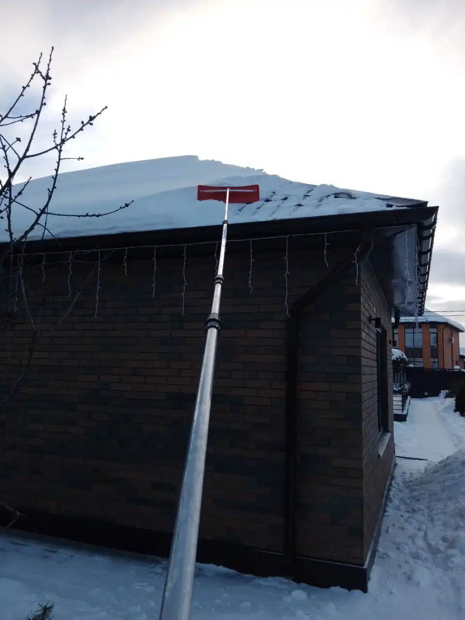 Чистка крыш от снега с использованием снаряжения - Бытовые услуги (Услуги) в Энгельс