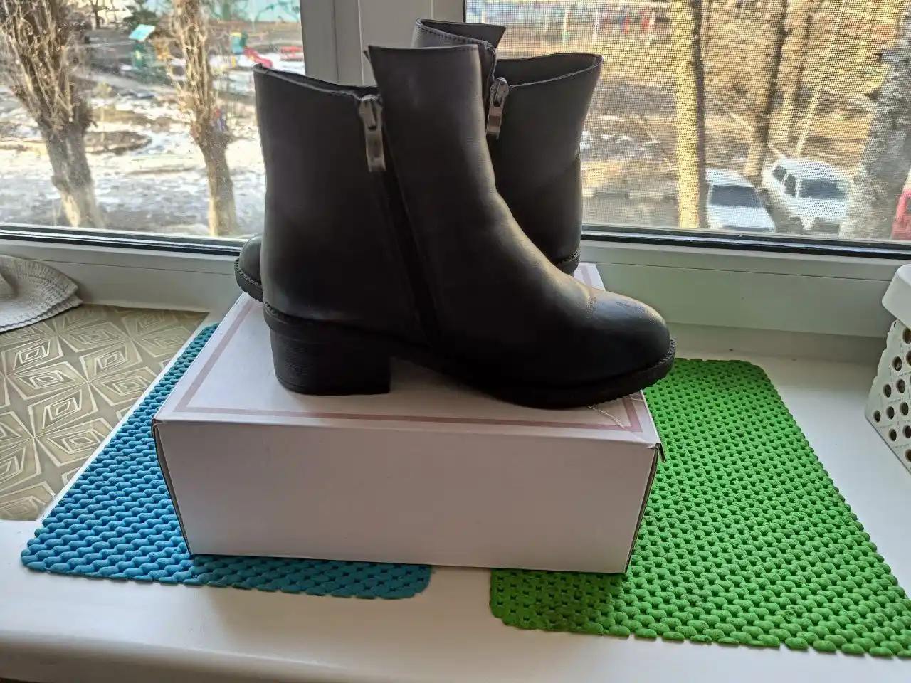 Продам зимние сапоги короткие на каблучке