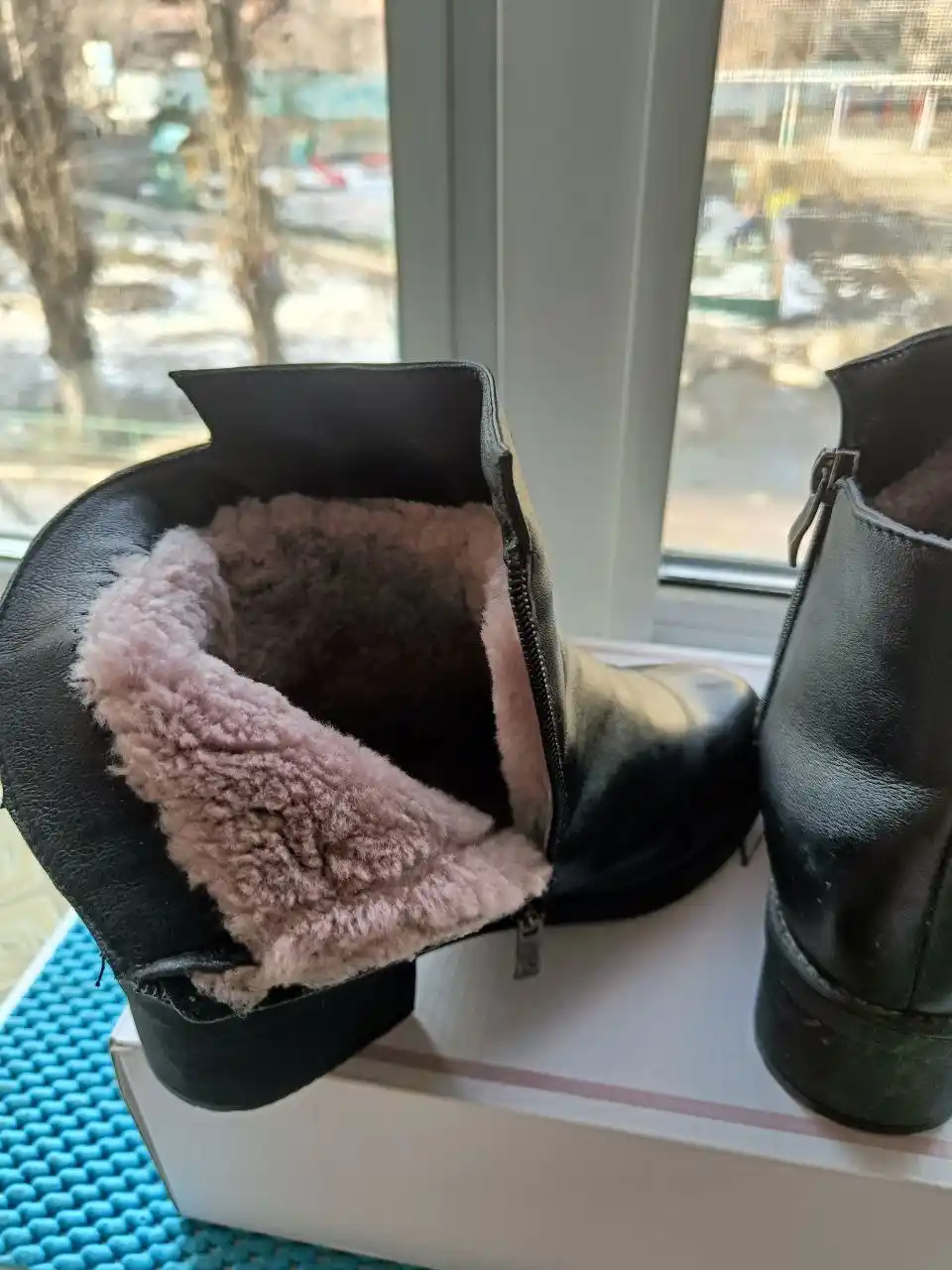 Продам зимние сапоги короткие на каблучке