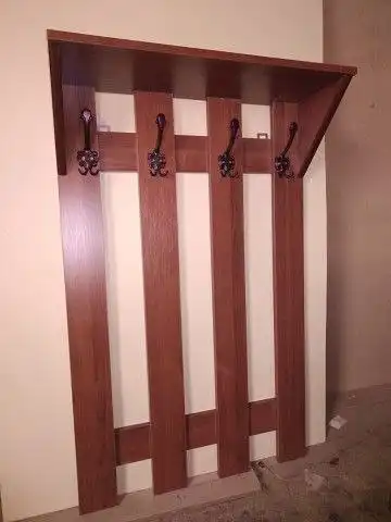 Настенная вешалка для одежды из ЛДСП