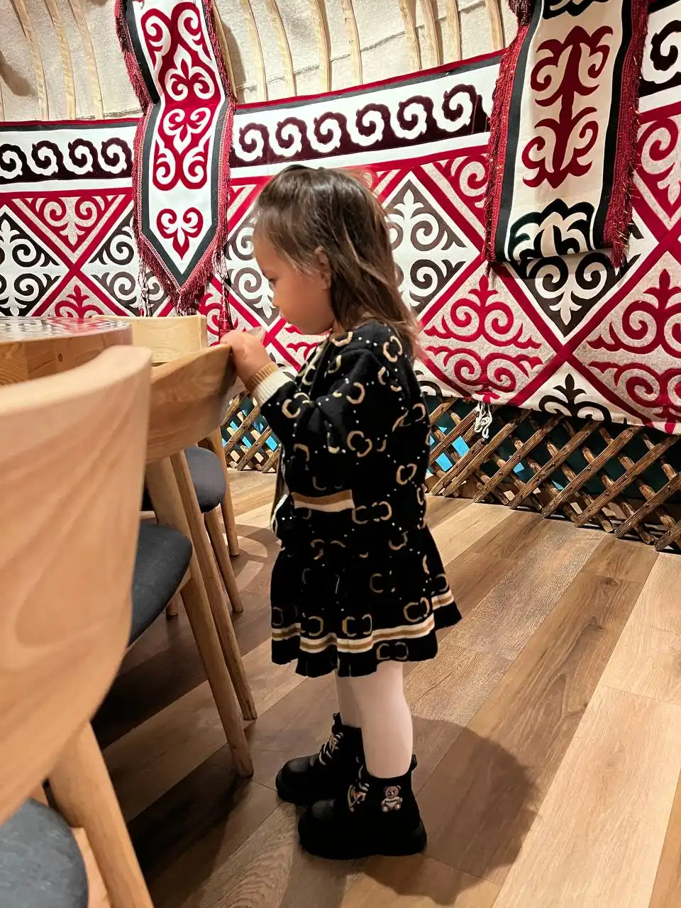 Модный теплый плотный костюм на девочку