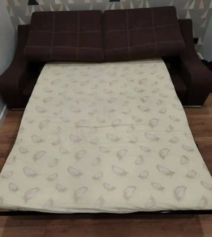 Коричневый диван в отличном состоянии