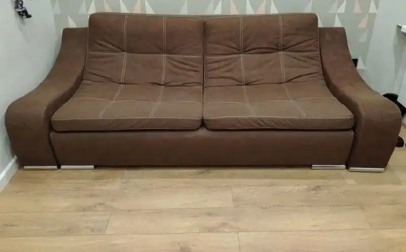 Коричневый диван в отличном состоянии