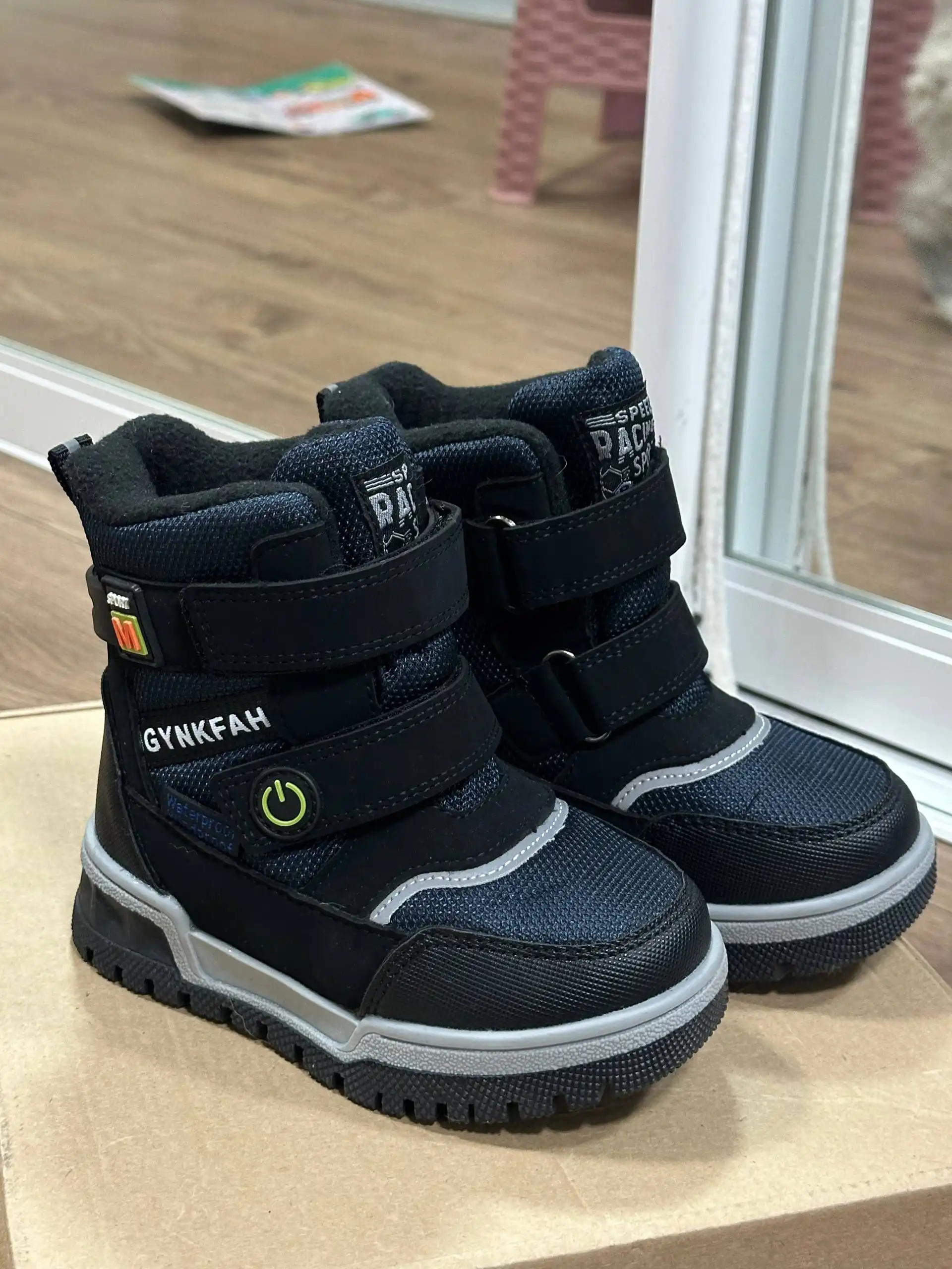 Продам зимние ботинки на мальчика 25 размер