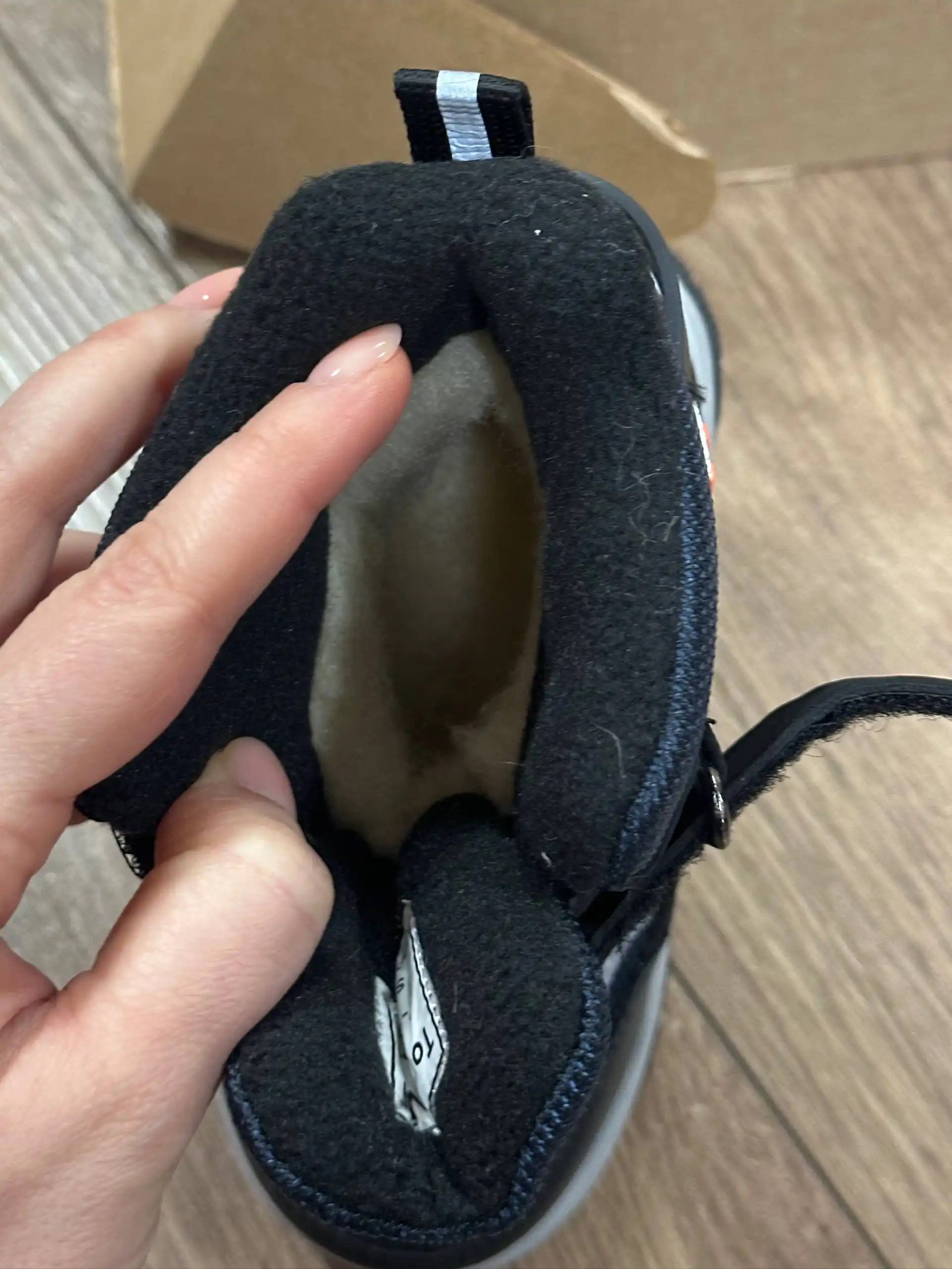 Продам зимние ботинки на мальчика 25 размер