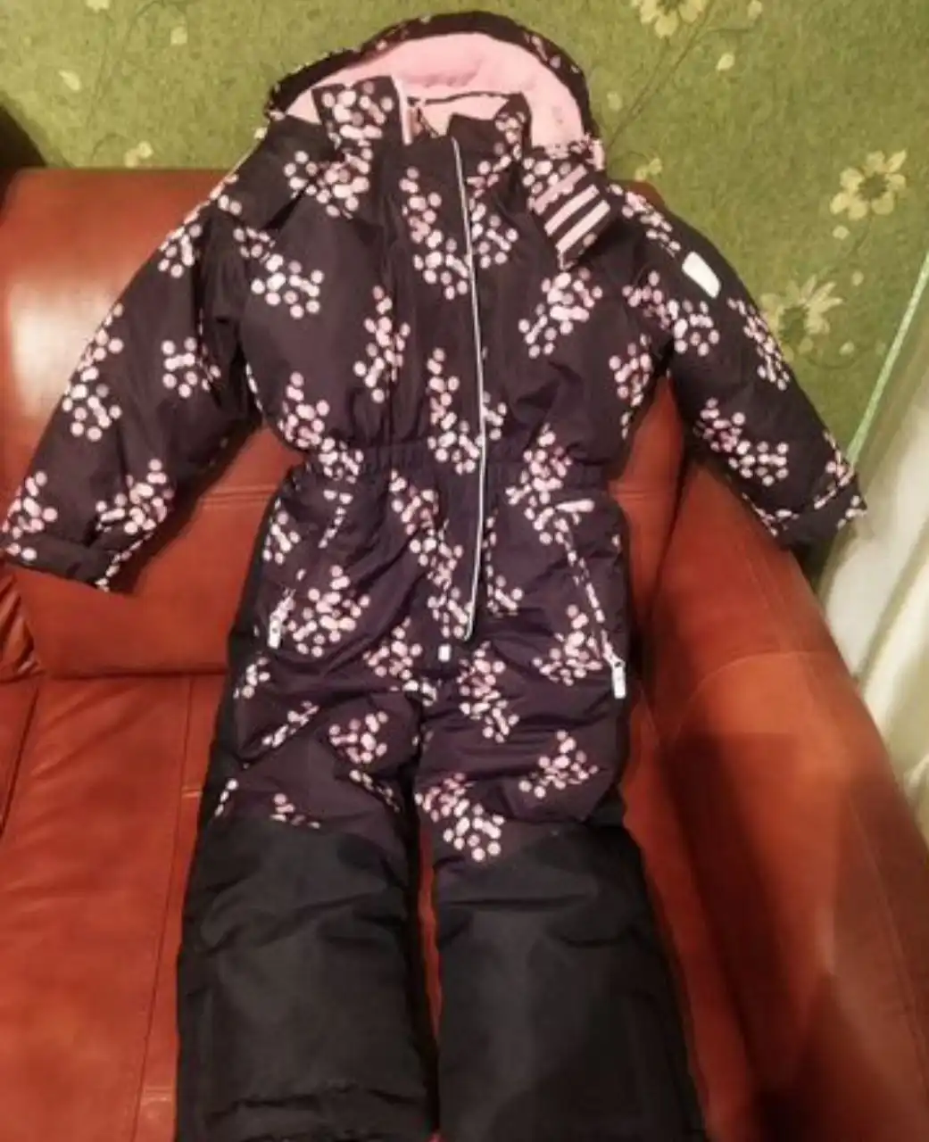 Продам зимний комбинезон для девочки