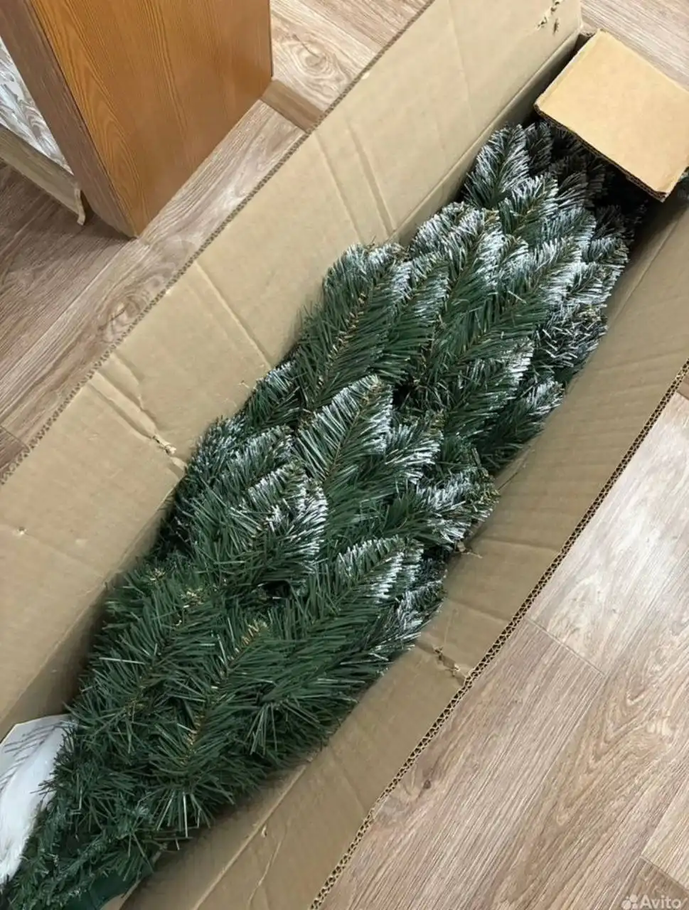 Продам искусственную ель 1,4 м с белыми кончиками