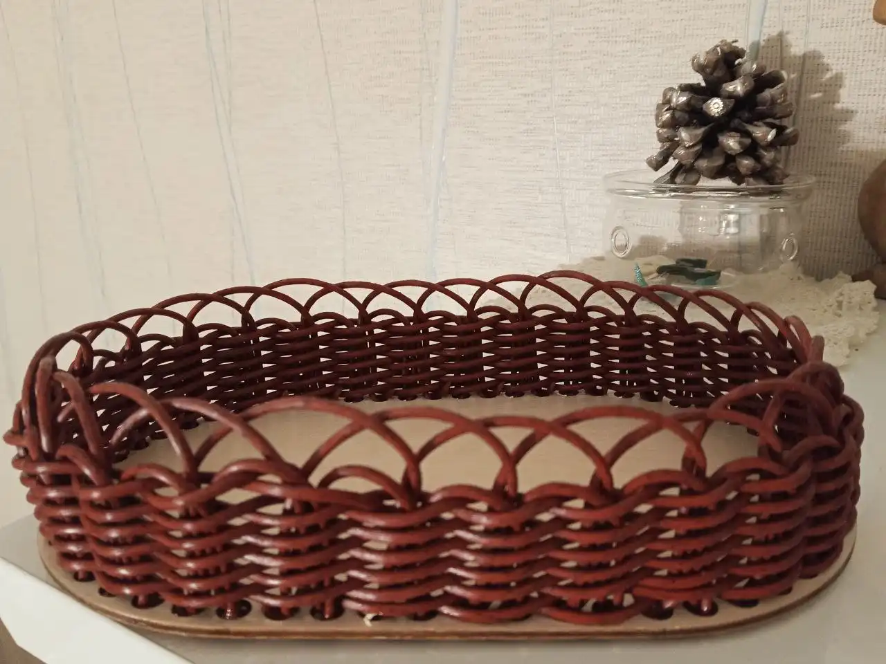 Корзиночка из искусственного ротанга на деревянном донышке