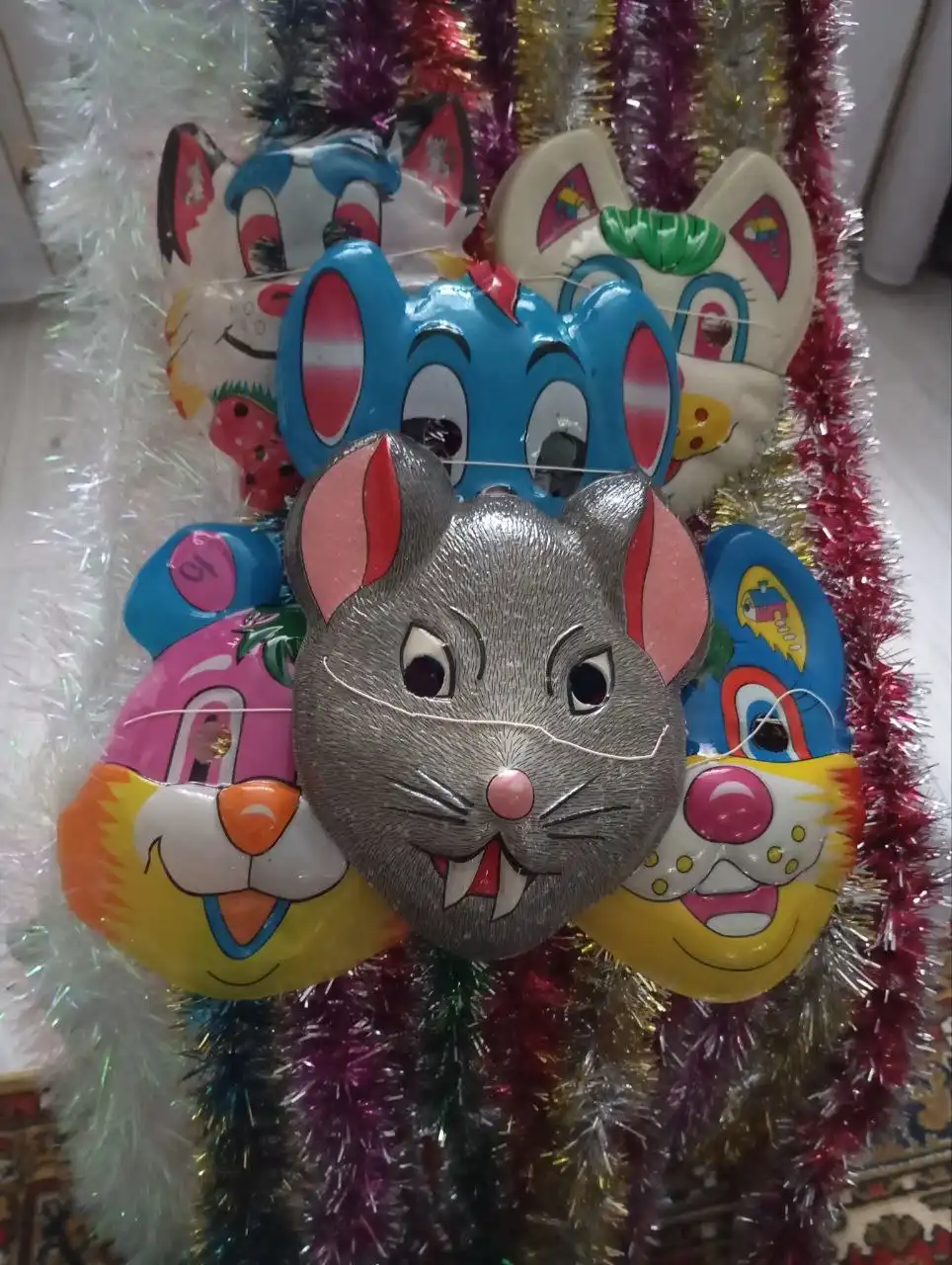 Мишура и маски для праздника