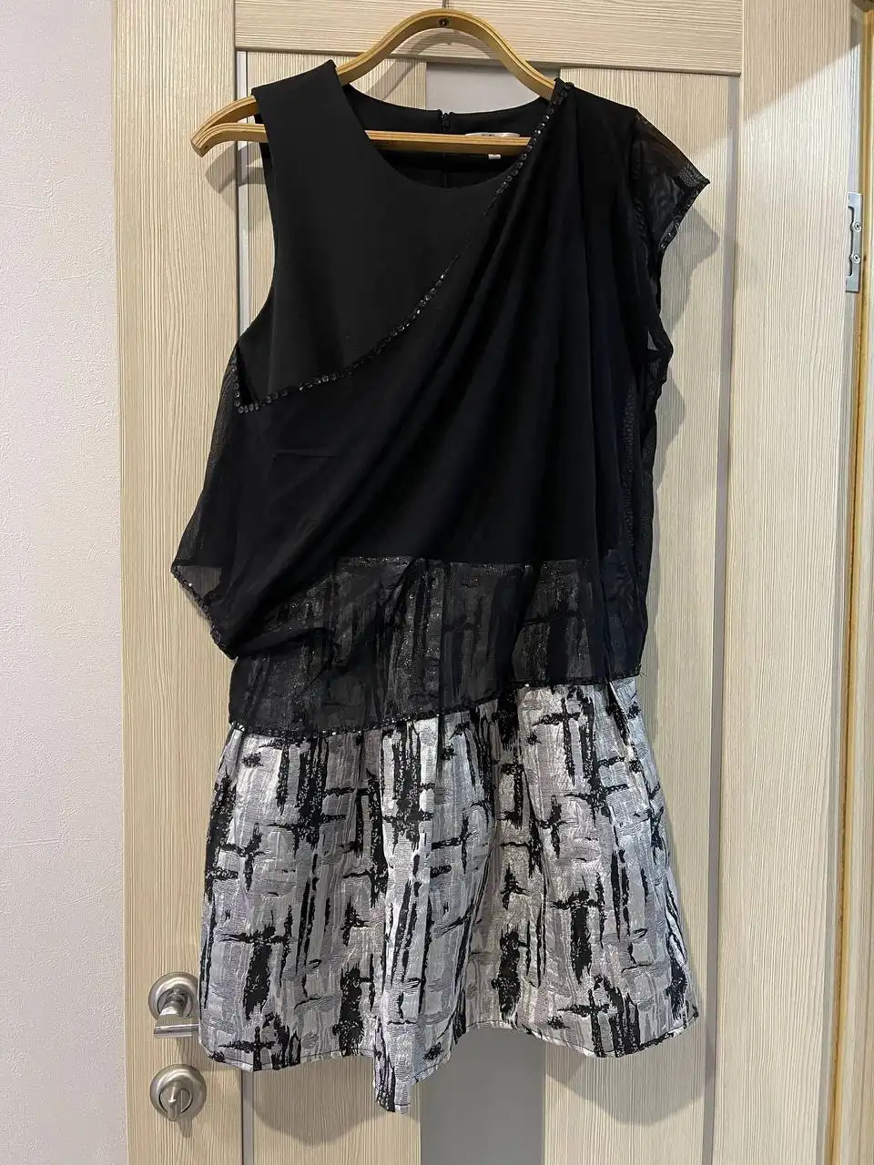 Новогодняя распродажа платьев размера 42