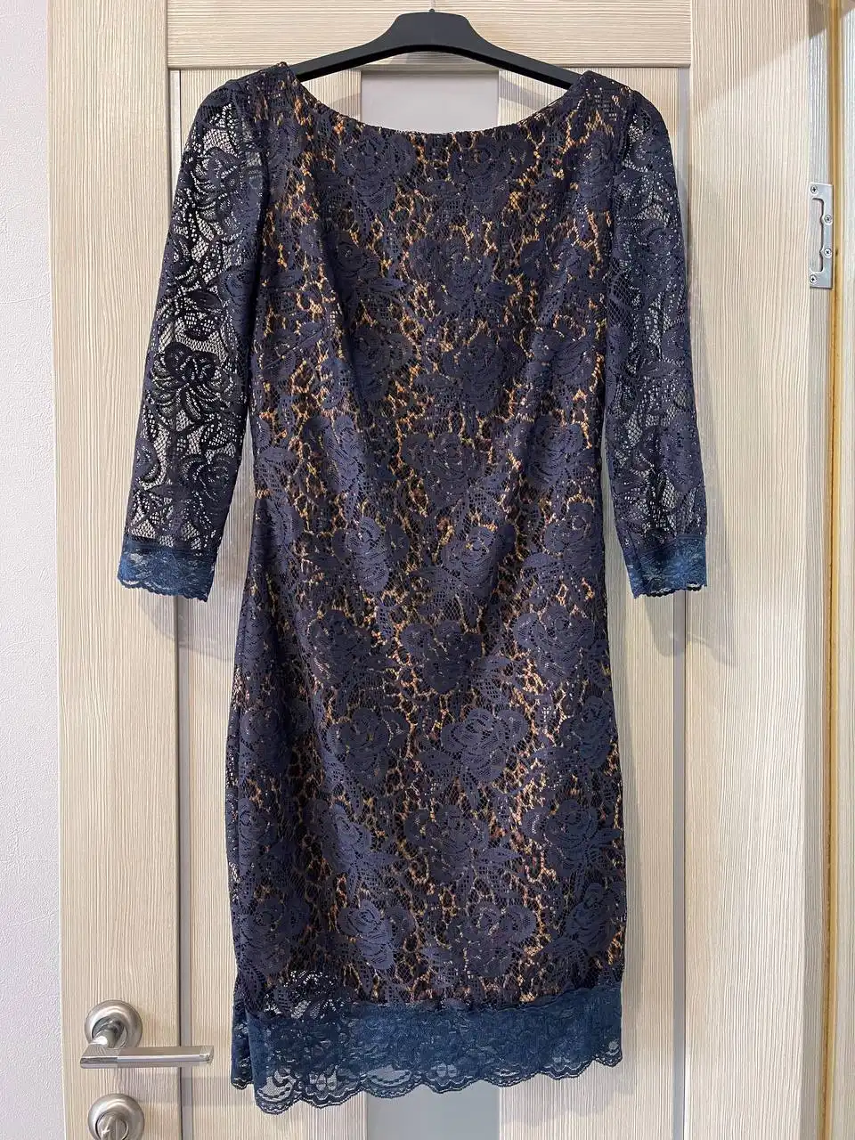 Новогодняя распродажа платьев размера 42