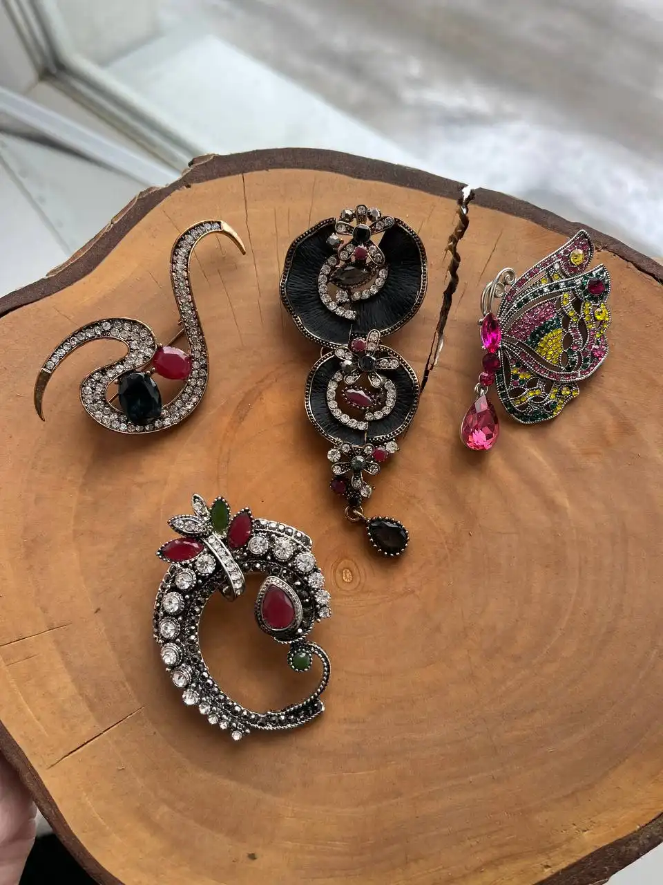 Броши новые