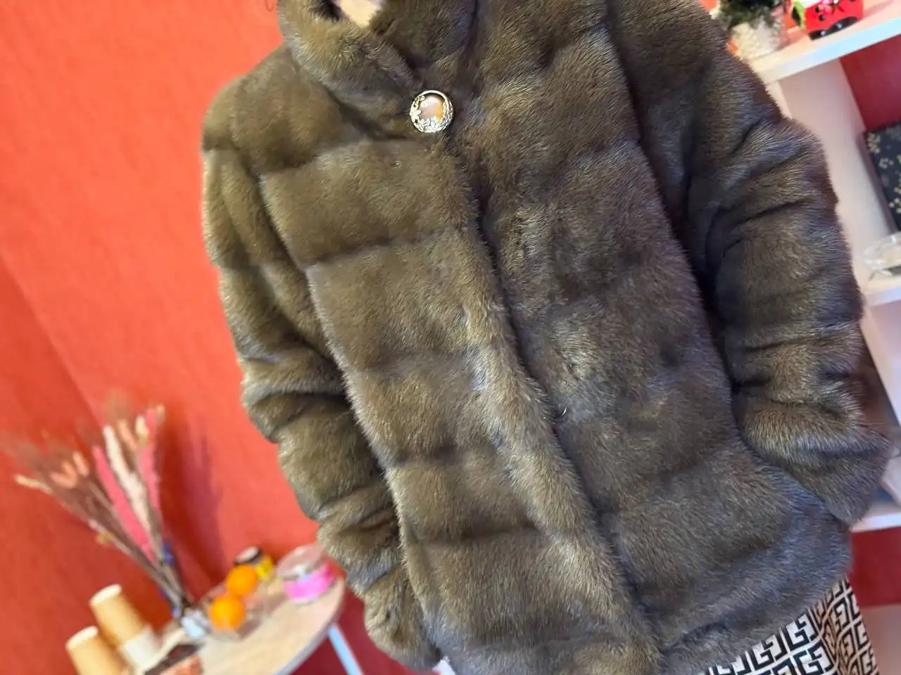 Продается норковая шуба коричневого цвета