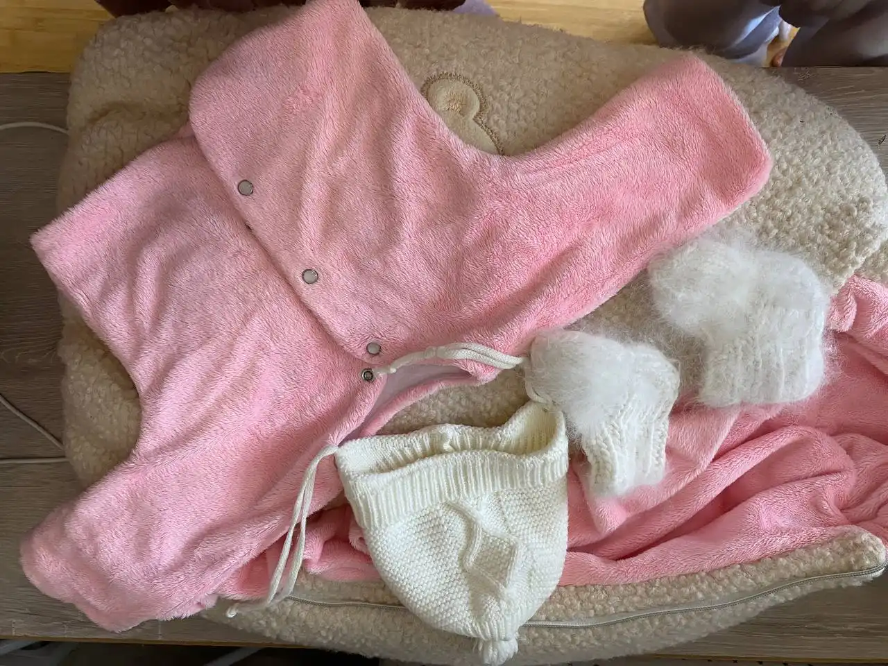 Конверт в коляску на овчине с комплектом одежды для новорожденного - Одежда для новорожденных (Товары для детей) в Саратов