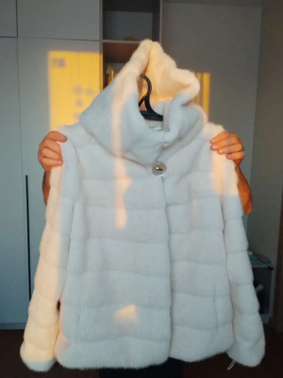 Продам новую шубку из искусственного меха кремового цвета 48 размер - Одежда в Саратов