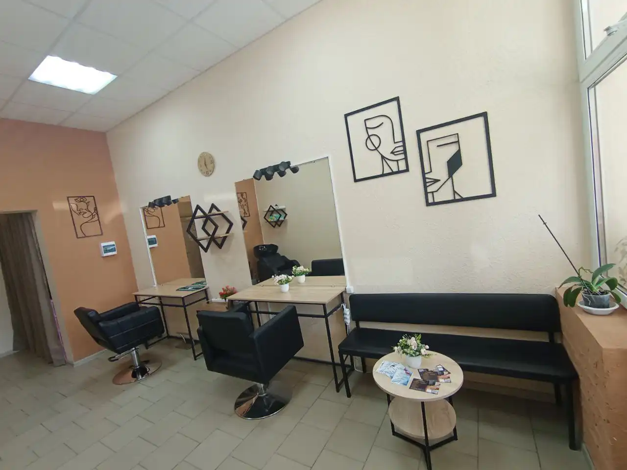 Сдам оборудованные места в салоне красоты в Саратове - Аренда (Услуги) в Саратов