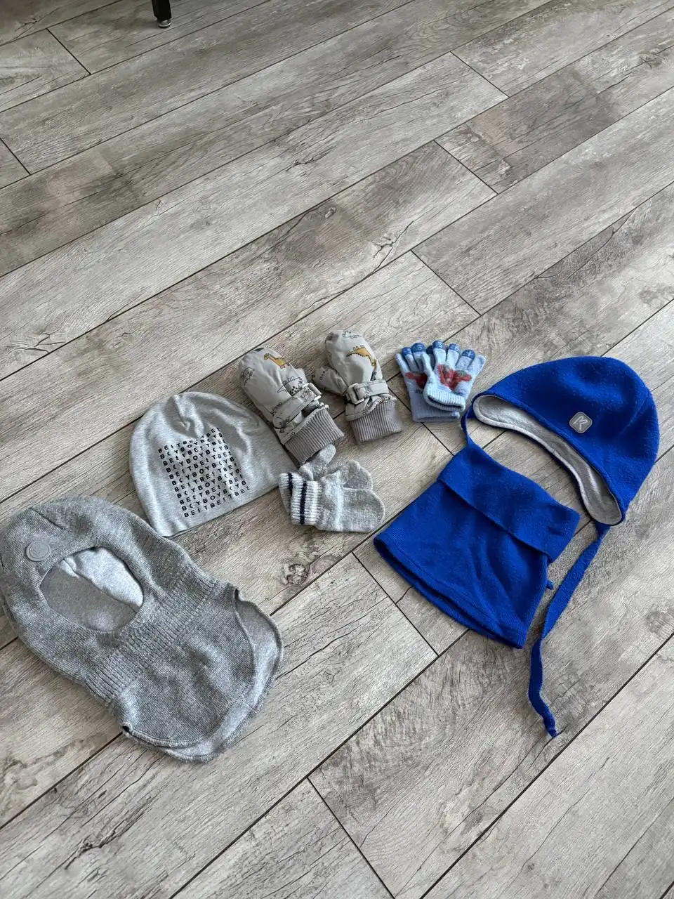 Продам детские шапки, варежки и перчатки - Одежда и аксессуары (Товары для детей) в Саратов