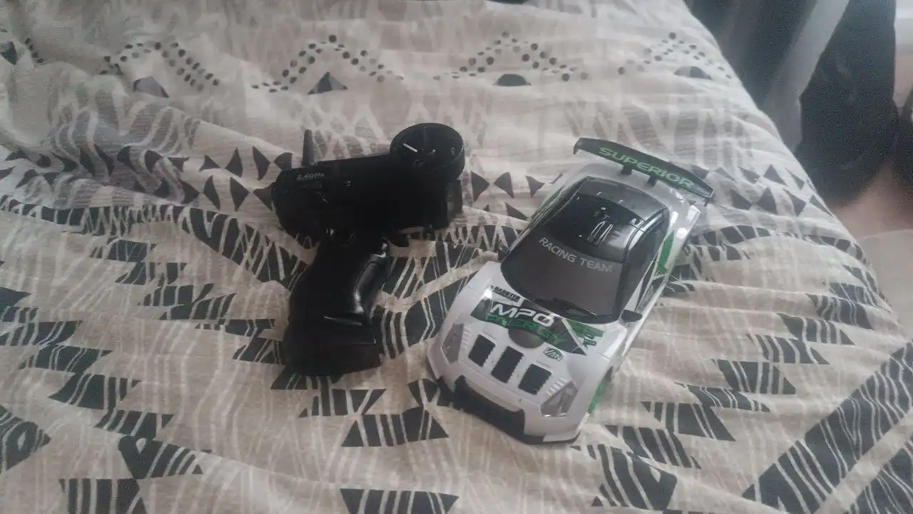 Продам машинку на пульте управления - Радиоуправляемые модели (Хобби и отдых) в Саратов