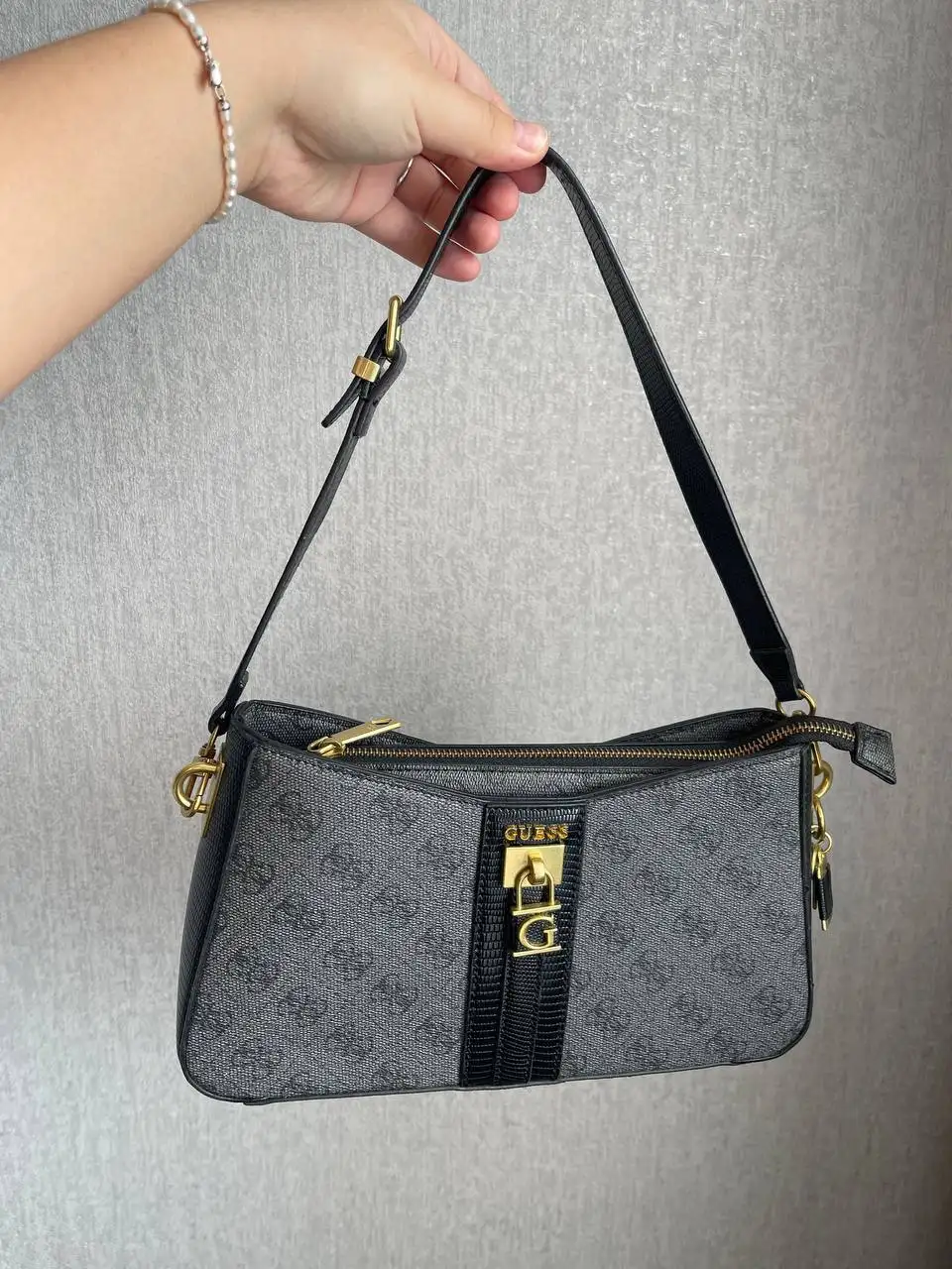 Сумка Guess с небольшим дефектом внутри - Сумки (Барахолка) в Саратов