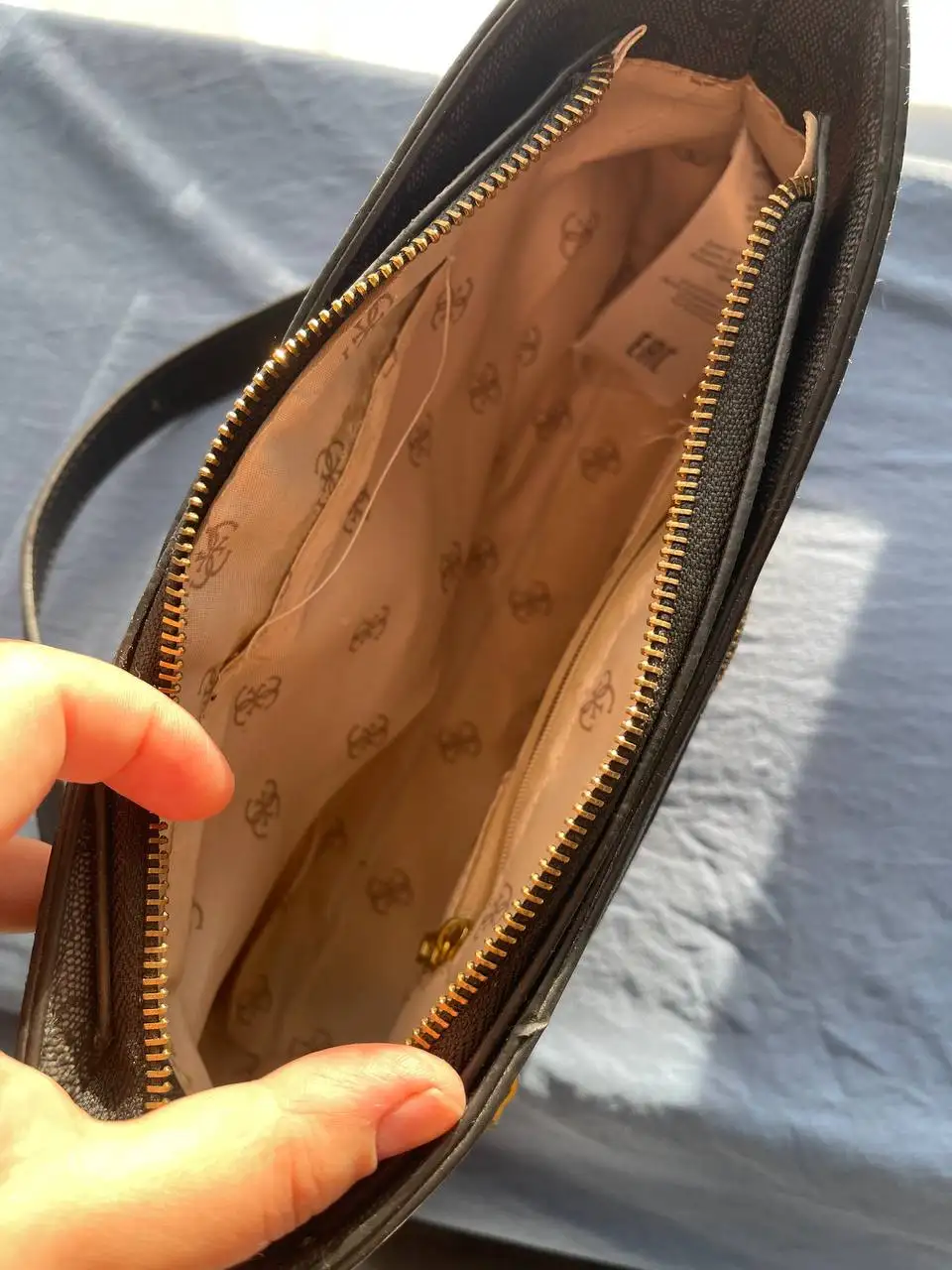 Сумка Guess с небольшим дефектом внутри - Сумки (Барахолка) в Саратов