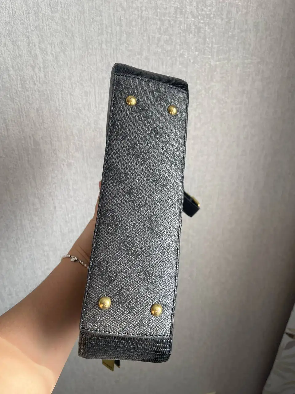 Сумка Guess с небольшим дефектом внутри - Сумки (Барахолка) в Саратов