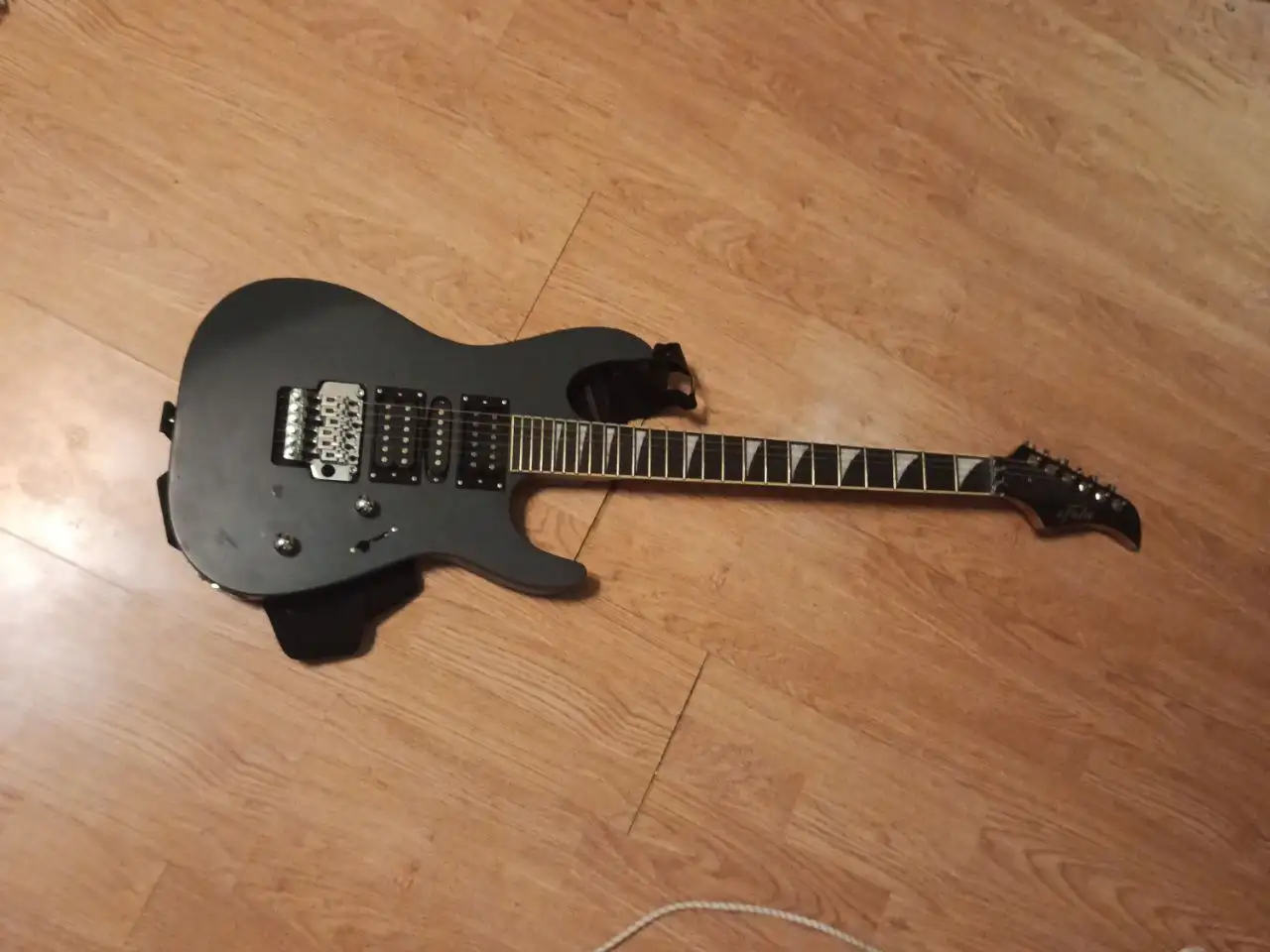 Продам электрогитару почти новую - Барахолка в Саратов