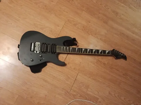 Продам электрогитару почти новую - Рамки для фото в Саратов