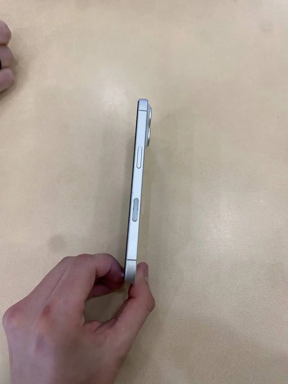 Продам iPhone 16 белый 128 ГБ - Смартфоны (Электроника) в Саратов