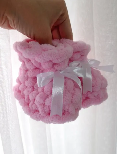 Вязаные изделия на заказ: шапочки, пинетки, тапочки, носочки - Спорттовары в Саратов