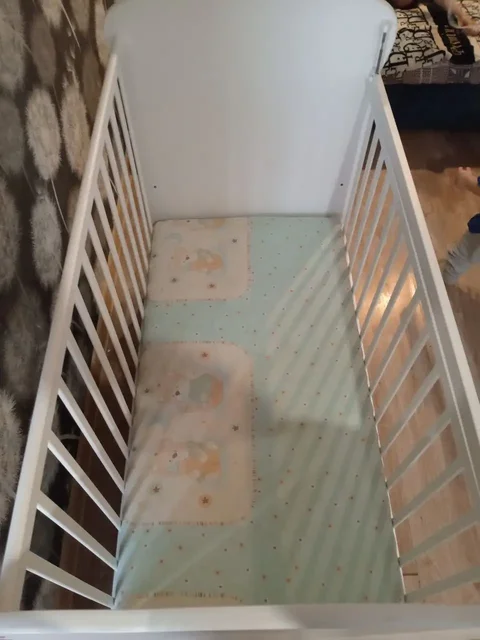 Продам детскую кроватку с маятником - Памперсы/Подгузники в Саратов