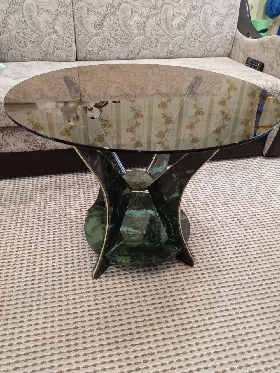 Журнальный столик из стекла и искусственного камня - Мебель (Для дома и дачи) в Иволгино