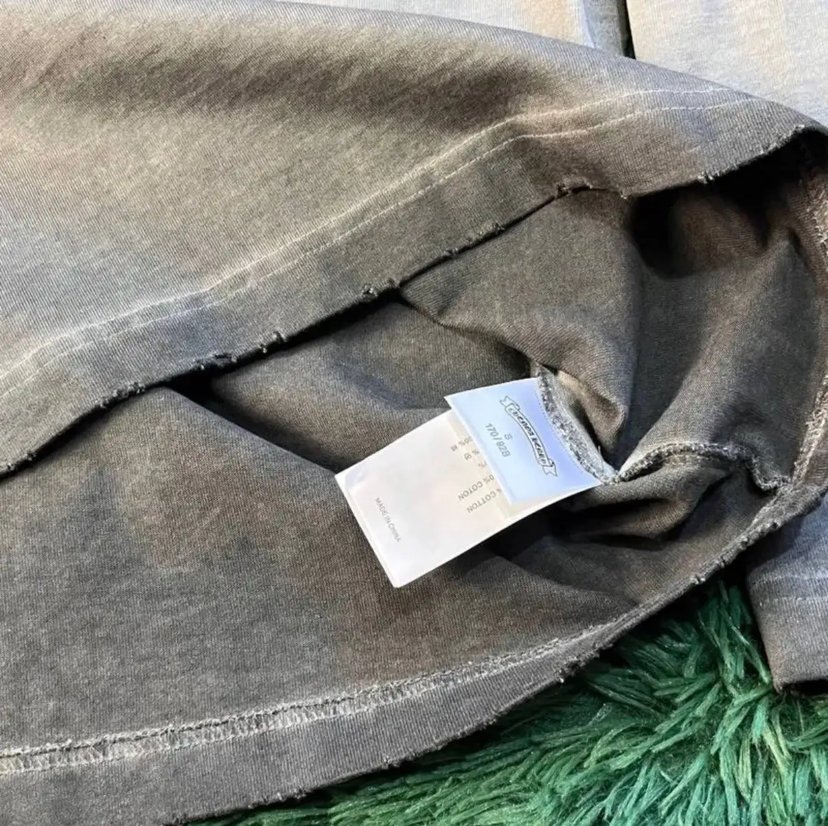 Хлопковая футболка оверсайз серого цвета с вышивкой - Футболки (Одежда) в Саратов