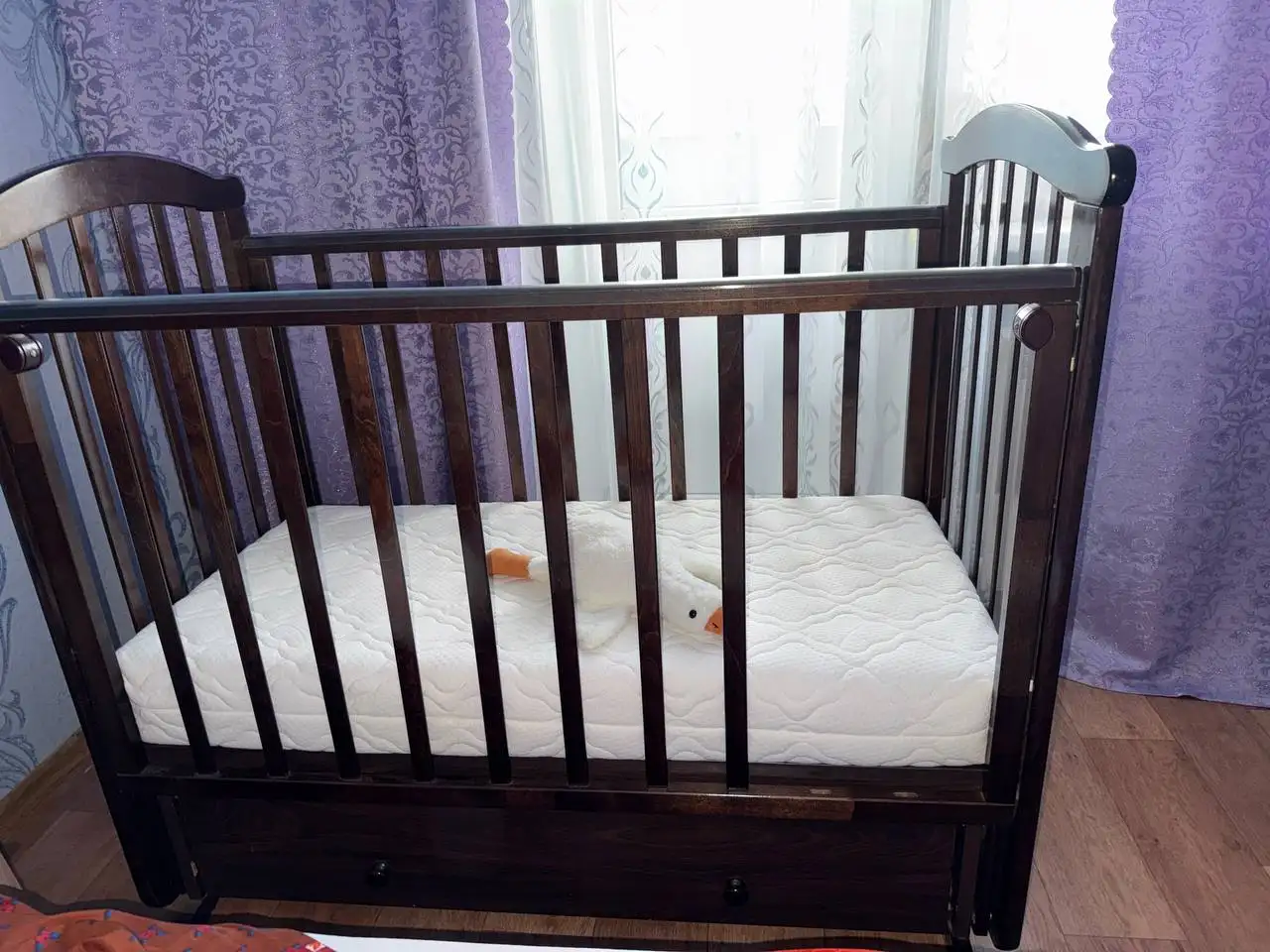 Кроватка детская с матрасом маятниковая - Детская мебель (Товары для детей) в Саратов