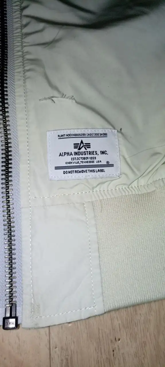 Продам бомбер альфа оригинал - Верхняя одежда (Одежда) в Саратов