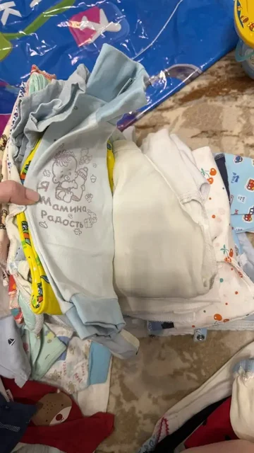 Отдам детские вещи на новорожденного за коробку конфет - Одежда для детей в Саратов