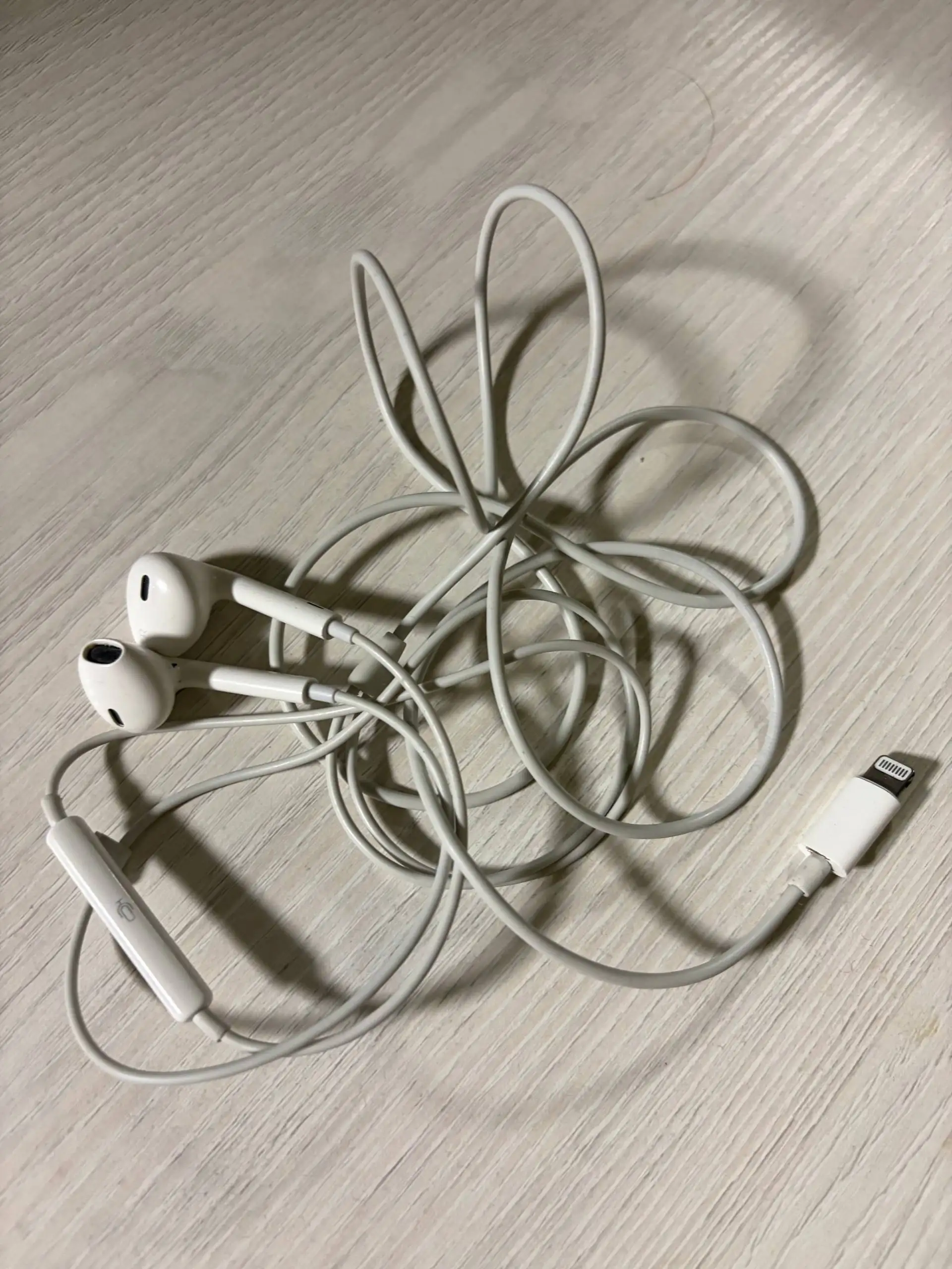 Наушники Apple EarPods Lightning - Наушники (Электроника) в Саратов