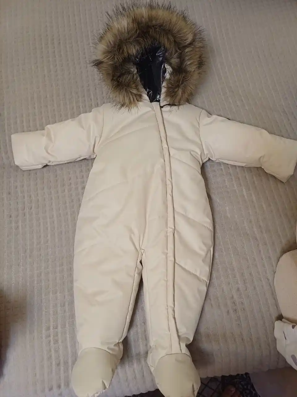 Продам новый зимний комбинезон