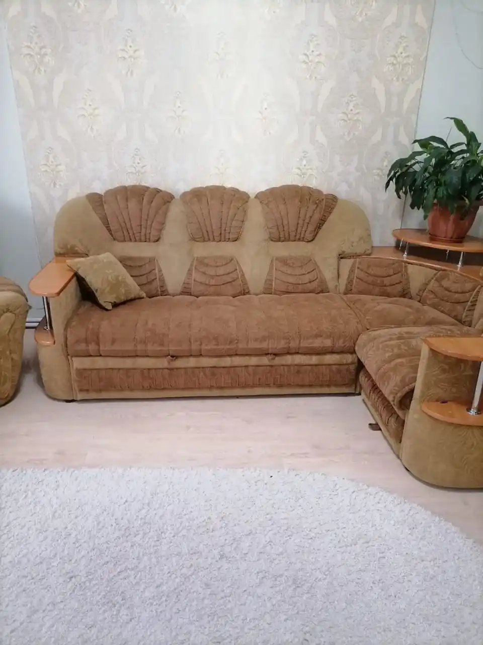 Продам угловой диван с 2 креслами