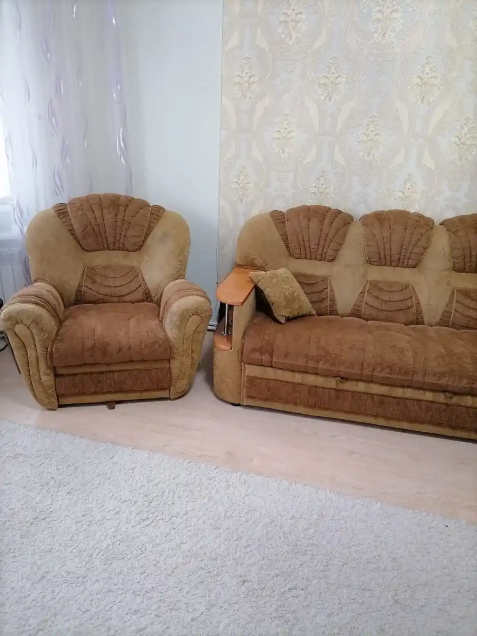 Продам угловой диван с 2 креслами