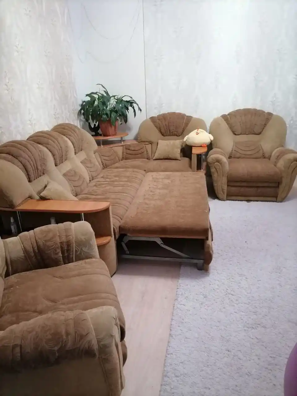 Продам угловой диван с 2 креслами