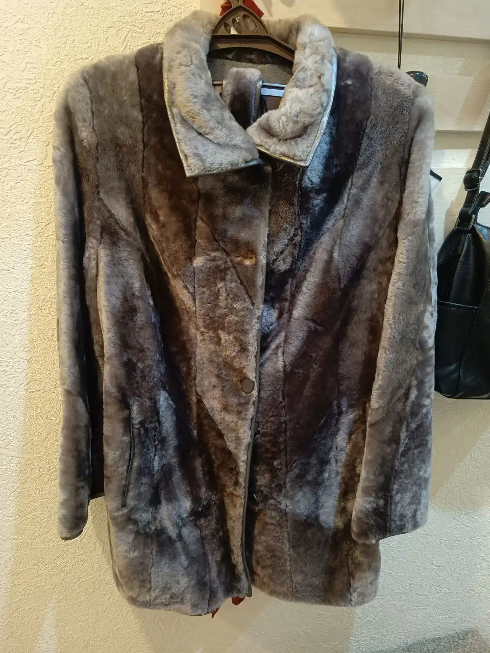 Шуба короткая серая мутоновая