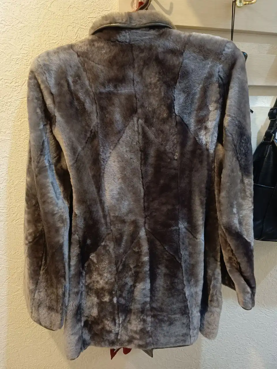 Шуба короткая серая мутоновая