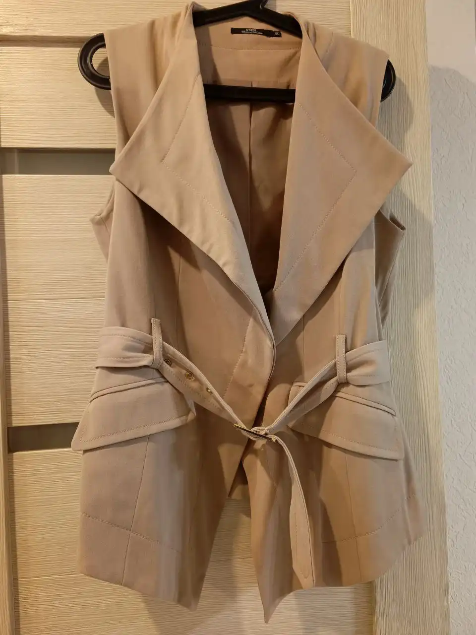 Жилет бежевый с подкладом и отложными лацканами
