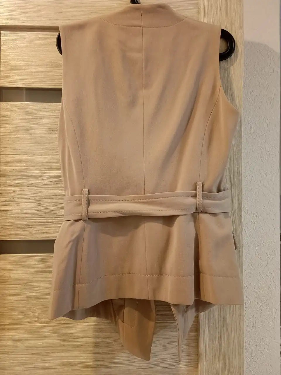 Жилет бежевый с подкладом и отложными лацканами