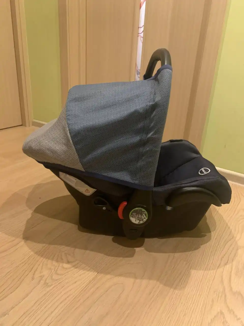 Продам автокресло для новорождённых