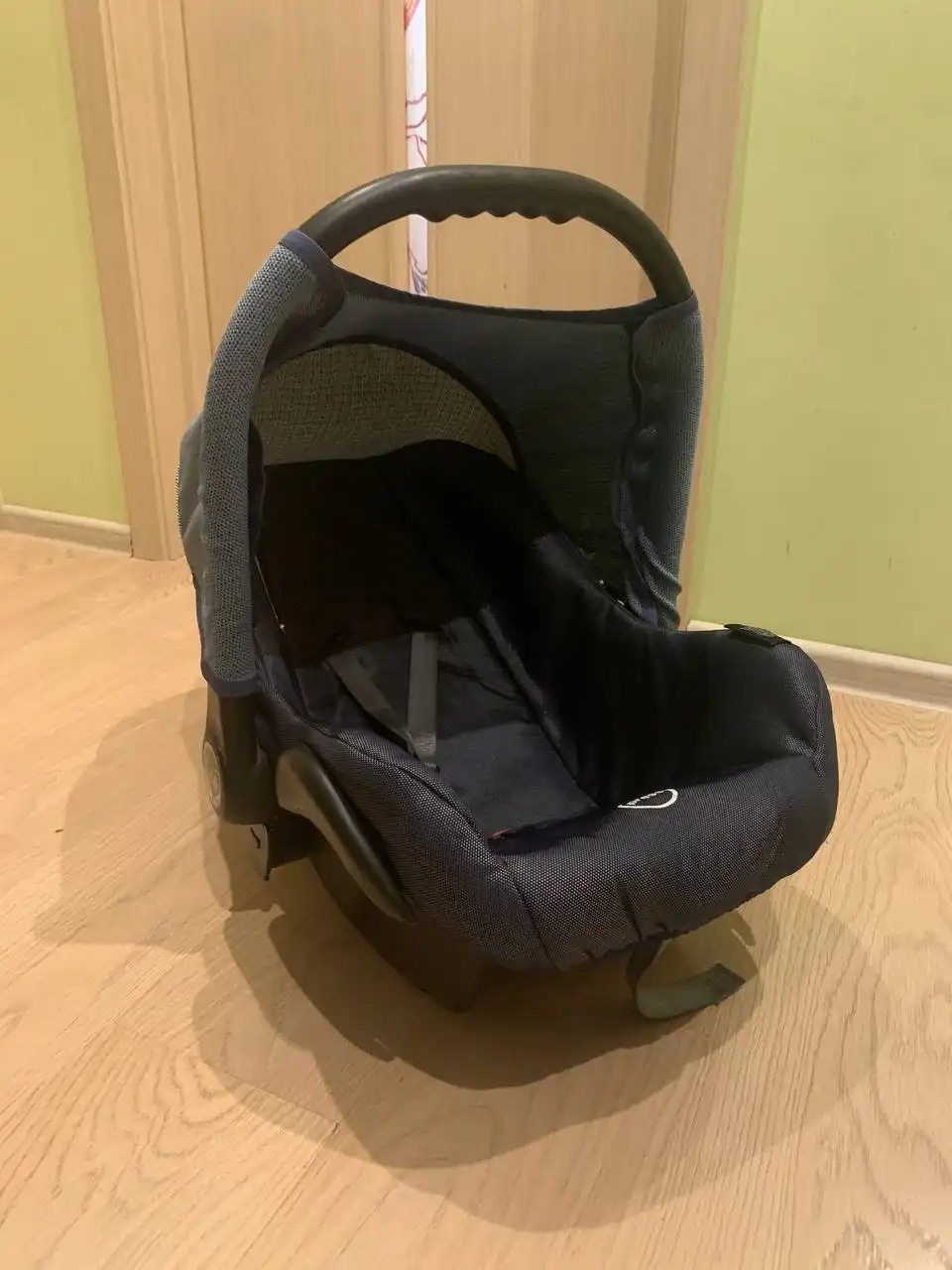 Продам автокресло для новорождённых