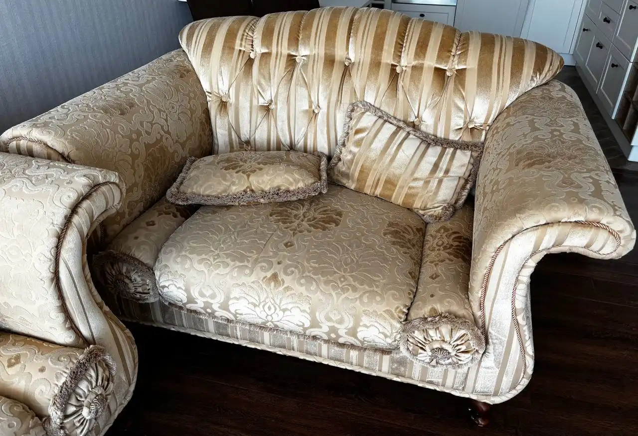 Продажа набора мебели: диван и два кресла