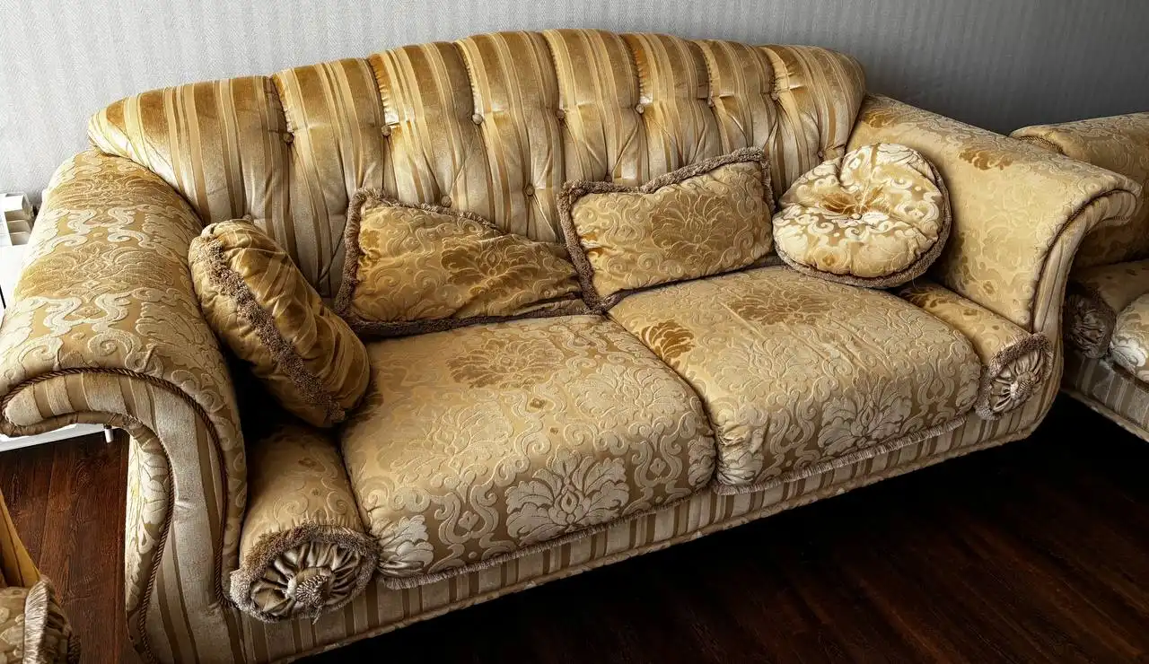 Продажа набора мебели: диван и два кресла