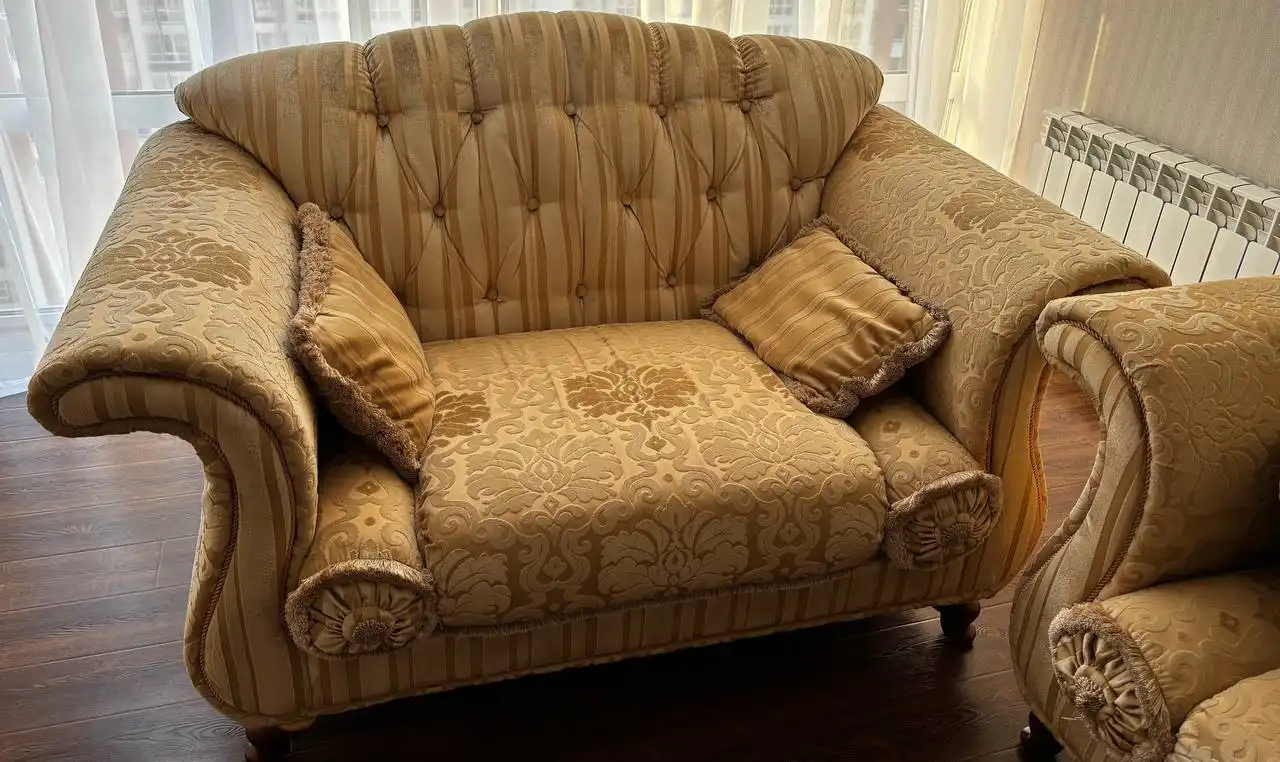 Продажа набора мебели: диван и два кресла