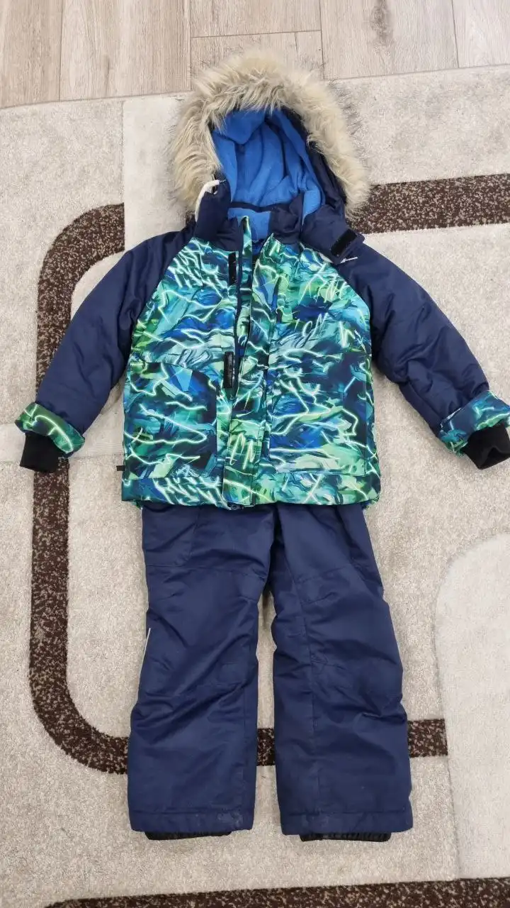 Продажа зимнего костюма, ковра и комода